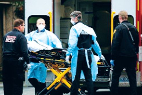 Mỹ dẫn đầu thế giới về số ca nhiễm Covid-19, 2 bệnh nhân phải dùng chung 1 máy thở ảnh 2