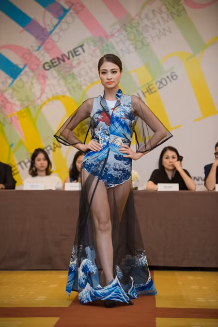 Người mẫu Nguyễn Tú "đốt mắt" khán giả với trang phục "kín trên hở dưới" ảnh 2