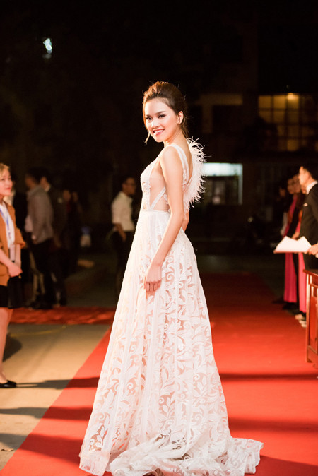 Ngọc Hân - Tố Như "đọ sắc" với phong cách thời trang đối lập ảnh 7 Ngọc Hân - Tố Như "đọ sắc" với phong cách thời trang đối lập ảnh 7