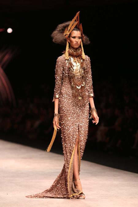 "Kều nữ" Hồng Xuân ấn tượng trong show diễn của NTK nổi tiếng nước Pháp ảnh 8