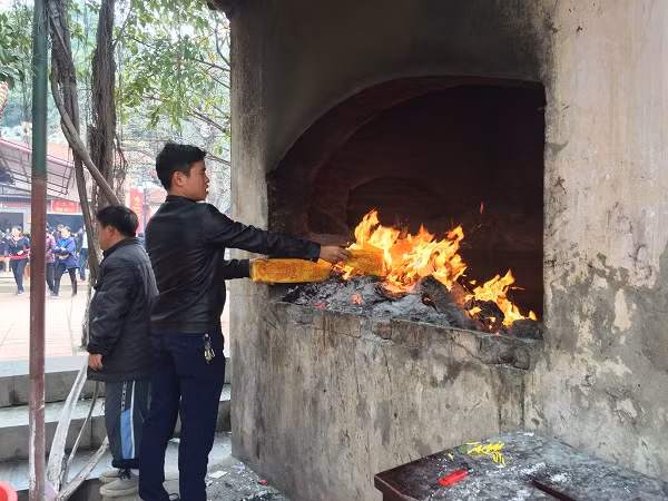 Ghi nhận của PV, tại một số đền chùa như chùa Hương, Phủ Tây Hồ, chùa Trấn Quốc, chùa Quán Sứ... có khá đông người dân đến lễ bái trong những ngày giáp Rằm tháng Giêng.