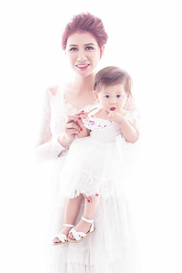 Trang Trần khoe vẻ trẻ trung, xinh đẹp bên con gái đầu lòng ảnh 12 Trang Trần khoe vẻ trẻ trung, xinh đẹp bên con gái đầu lòng ảnh 12