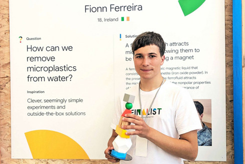 Khám phá phương pháp lọc hạt vi nhựa ra khỏi nước của chàng trai 18 tuổi ảnh 1