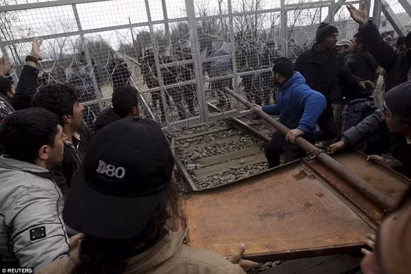 Người tị nạn đụng độ cảnh sát, phá hàng rào thép gai trên biên giới Macedonia ảnh 3