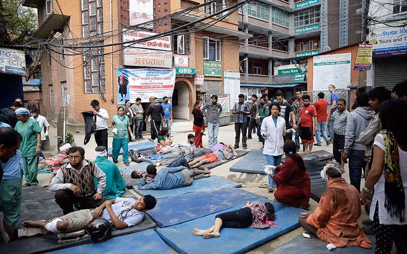 Hàng ngàn người Nepal chạy trốn dư chấn của động đất ảnh 1