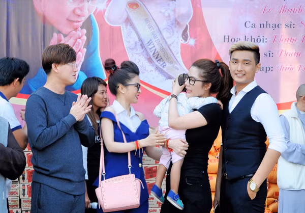 Hoa hậu Lê Thanh Thúy giản dị đi làm từ thiện ảnh 3