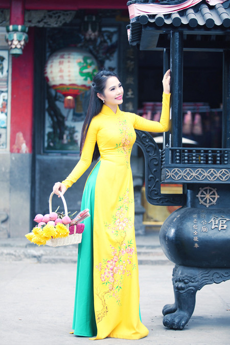 Nữ hoàng Du lịch Dương Kim Ánh rạng ngời đi lễ chùa ảnh 1