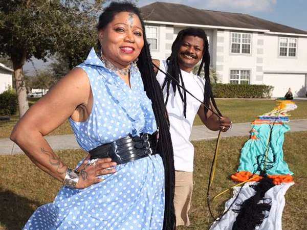 Người phụ nữ tóc dài gần 17m lấy chồng ảnh 1