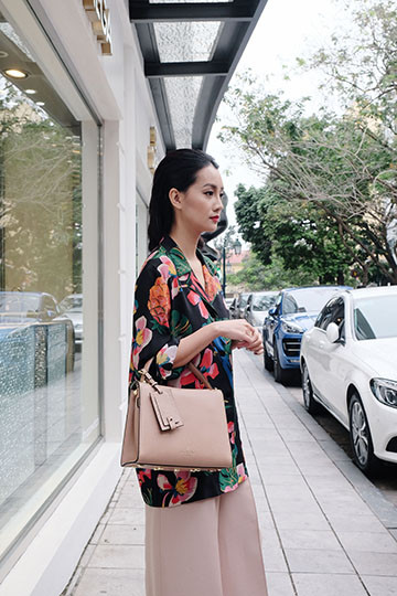 BTV Quỳnh Chi chứng tỏ độ sành điệu với quần áo đắt đỏ ảnh 3