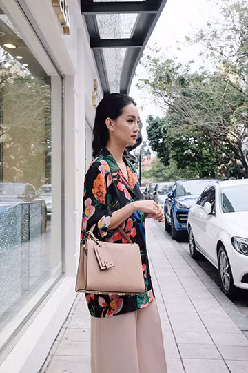 BTV Quỳnh Chi chứng tỏ độ sành điệu với quần áo đắt đỏ ảnh 3