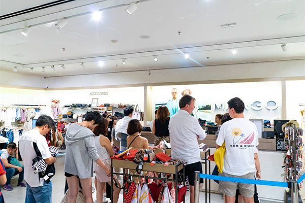 Không khí "săn sale" tưng bừng tại Vincom trong ngày đầu tiên của Lễ hội mua sắm Đỏ ảnh 4 Không khí "săn sale" tưng bừng tại Vincom trong ngày đầu tiên của Lễ hội mua sắm Đỏ ảnh 4