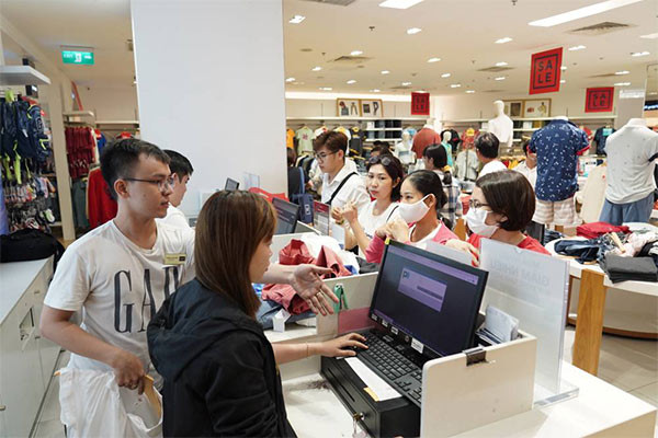 Không khí "săn sale" tưng bừng tại Vincom trong ngày đầu tiên của Lễ hội mua sắm Đỏ ảnh 3 Không khí "săn sale" tưng bừng tại Vincom trong ngày đầu tiên của Lễ hội mua sắm Đỏ ảnh 3