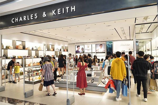 Không khí "săn sale" tưng bừng tại Vincom trong ngày đầu tiên của Lễ hội mua sắm Đỏ ảnh 2 Không khí "săn sale" tưng bừng tại Vincom trong ngày đầu tiên của Lễ hội mua sắm Đỏ ảnh 2