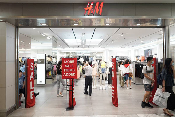 Không khí "săn sale" tưng bừng tại Vincom trong ngày đầu tiên của Lễ hội mua sắm Đỏ ảnh 6 Không khí "săn sale" tưng bừng tại Vincom trong ngày đầu tiên của Lễ hội mua sắm Đỏ ảnh 6