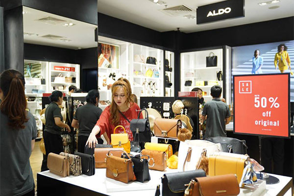 Không khí "săn sale" tưng bừng tại Vincom trong ngày đầu tiên của Lễ hội mua sắm Đỏ ảnh 7 Không khí "săn sale" tưng bừng tại Vincom trong ngày đầu tiên của Lễ hội mua sắm Đỏ ảnh 7