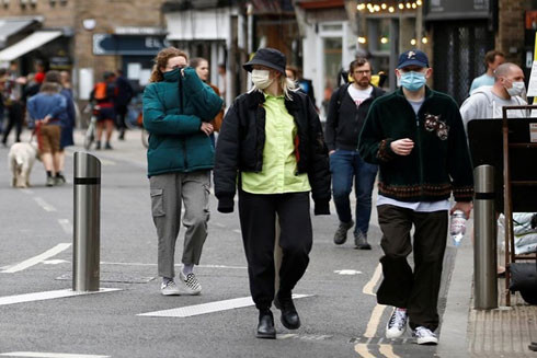 Lên kế hoạch mở cửa lại đất nước, Thủ tướng Anh Boris Johnson gặp không ít sự phản đối ảnh 1