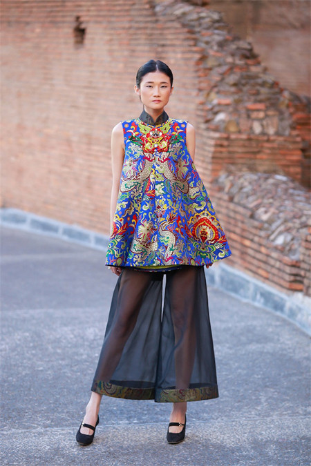 Hoa hậu Thuỳ Dung hội ngộ Kha Mỹ Vân trong show thời trang tại Rome ảnh 5