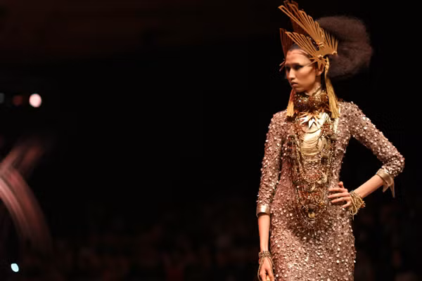 "Kều nữ" Hồng Xuân ấn tượng trong show diễn của NTK nổi tiếng nước Pháp ảnh 9