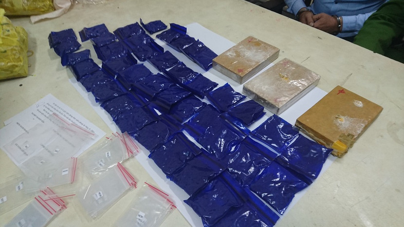 Hai đối tượng đang giao dịch ma túy sa lưới ảnh 1