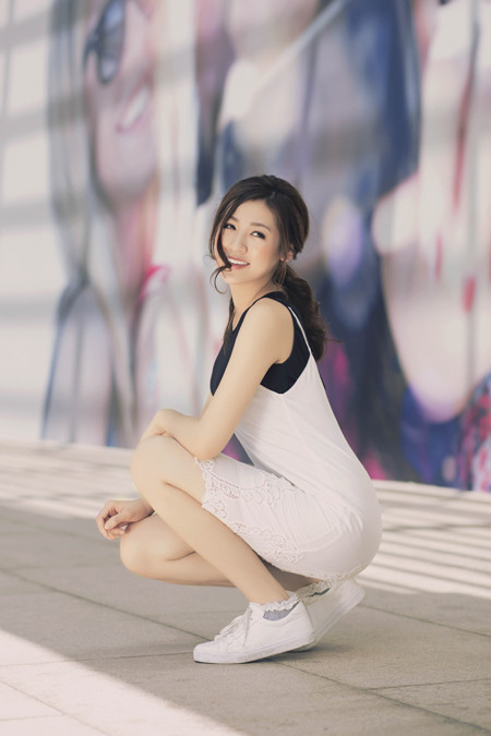 Á hậu Dương Tú Anh nhí nhảnh dạo phố ảnh 3