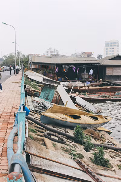 Hàng loạt tàu thuyền cũ nát bỏ hoang ở một góc hồ Tây ảnh 5