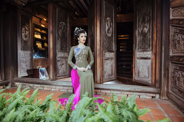 Lan Khuê đài các trong bộ sưu tập "Đào - Mai" của NTK Võ Việt Chung ảnh 8