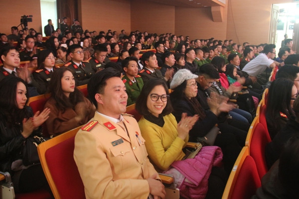 Món quà tinh thần ý nghĩa với toàn lực lượng Công an Thủ đô trước thêm Xuân mới ảnh 4