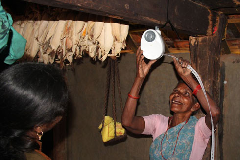 Đèn cho người nghèo thắp sáng bằng cát, đá ảnh 1