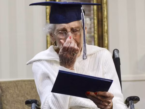 97 tuổi mới nhận bằng tốt nghiệp cấp 3 ảnh 1