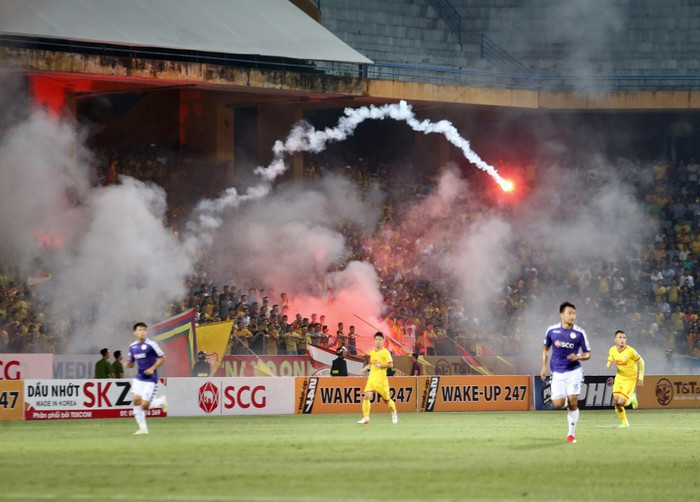 Tạm giữ hình sự đối tượng đốt pháo sáng ở sân Hàng Đẫy ảnh 1