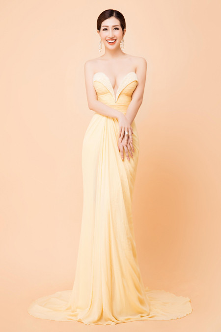 Hoa hậu điện ảnh Thanh Mai hút ánh nhìn với đầm "xẻ trên xẻ dưới" ảnh 5 Hoa hậu điện ảnh Thanh Mai hút ánh nhìn với đầm "xẻ trên xẻ dưới" ảnh 5