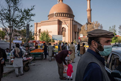 Tuyệt vọng vì đại dịch, người Afghanistan tìm đến "vaccine" thảo dược ảnh 1