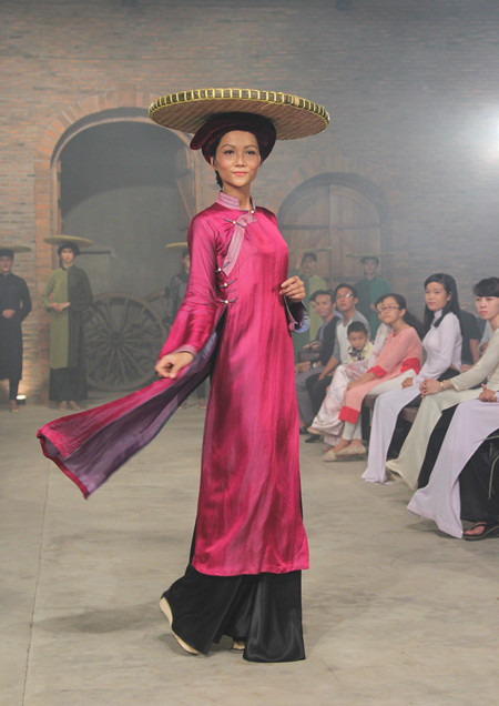 Top 10 Vietnam’s Next Top Model 2015 đối mặt thử thách… đội nia thóc ảnh 10