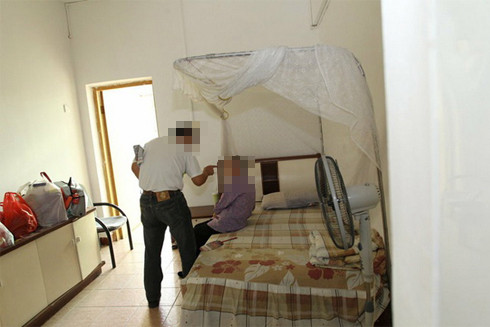 Hình phạt nào cho đứa con hư hỗn đánh mẹ ngất xỉu? ảnh 1