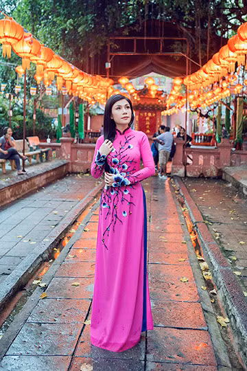 Uyên Trang rủ Quang Hà lên chùa xin lộc đầu năm mới ảnh 4