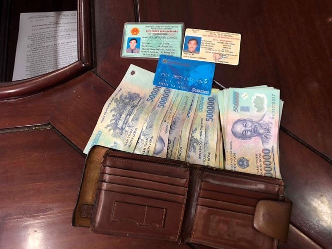 CSGT Công an TP. Vinh trả lại người đánh rơi chiếc ví có 30 triệu đồng ảnh 1