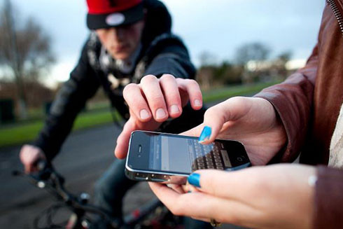 Giả vờ xem điện thoại di động rồi chiếm đoạt, định tội thế nào? ảnh 1