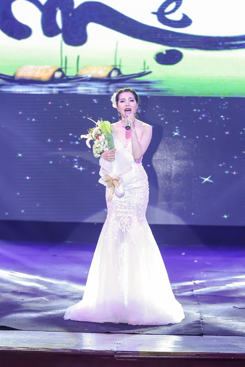 Minh Trang Ly Ly khóc trong liveshow khi hát ca khúc về cha ảnh 9