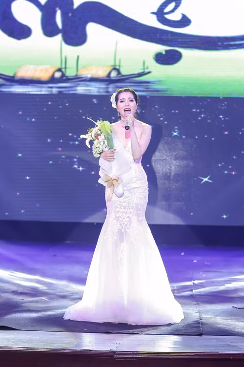 Minh Trang Ly Ly khóc trong liveshow khi hát ca khúc về cha ảnh 9 Minh Trang Ly Ly khóc trong liveshow khi hát ca khúc về cha ảnh 9