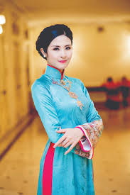 Các văn nghệ sĩ xúc động trước cô bé "tặng ánh sáng" cho bệnh nhân mù lòa ảnh 2