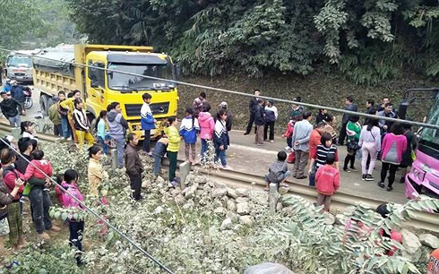 Hòa Bình: Xe khách va chạm xe tải, hàng chục người thoát chết ảnh 1