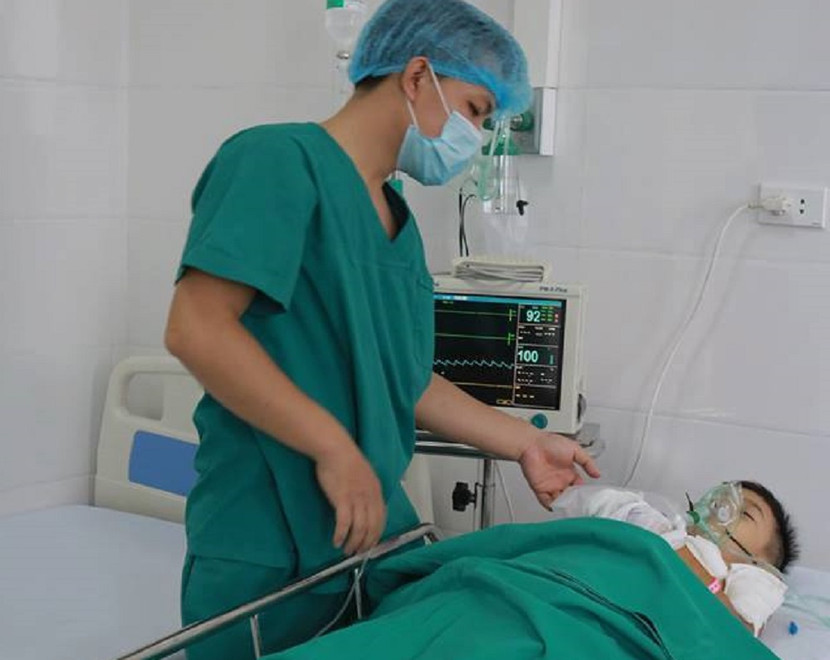 Bé 8 tuổi nhập viện cấp cứu vì đồ chơi bằng pin phát nổ ảnh 1 Bé 8 tuổi nhập viện cấp cứu vì đồ chơi bằng pin phát nổ ảnh 1