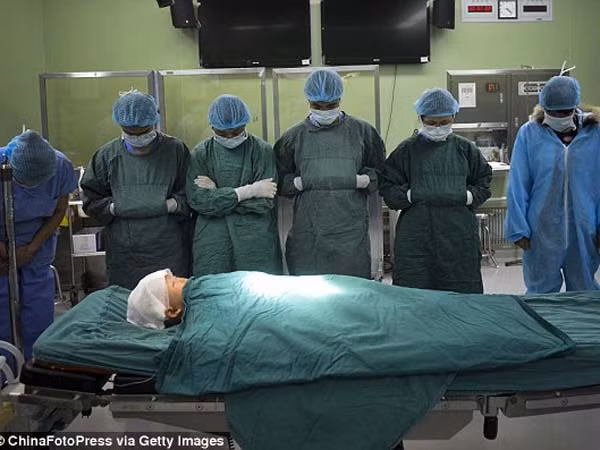 Xúc động giây phút y bác sĩ cúi rạp trước thi thể những em bé hiến nội tạng ảnh 4