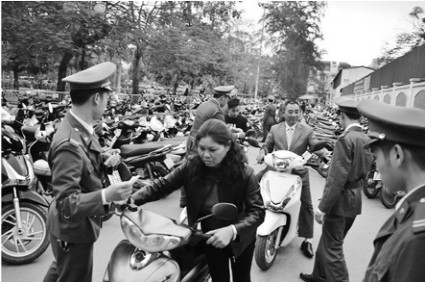 Công an Hà Nội đảm bảo an ninh, an toàn để người dân vui đón Giáng sinh ảnh 2