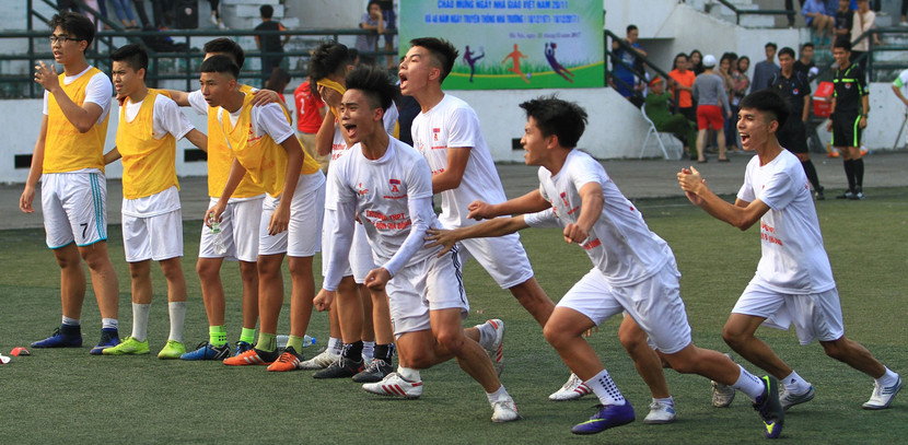 10 khoảnh khắc cảm xúc nhất trên sân Tây Hồ ảnh 6