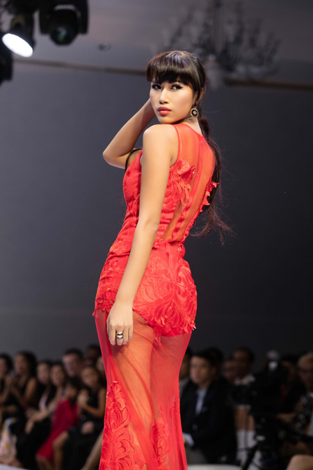 Trang "lạ" tái xuất ấn tượng trên sàn catwalk ảnh 4