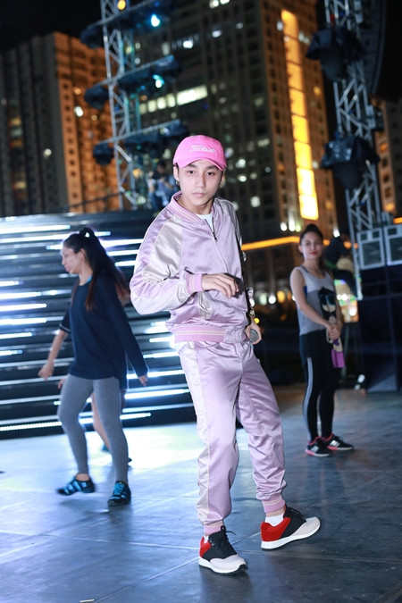 Sơn Tùng M-TP "hồng toàn tập" trong buổi tổng duyệt "chuyến bay đầu tiên" ảnh 1 Sơn Tùng M-TP "hồng toàn tập" trong buổi tổng duyệt "chuyến bay đầu tiên" ảnh 1