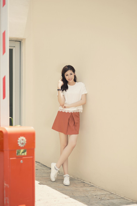 Á hậu Dương Tú Anh nhí nhảnh dạo phố ảnh 4