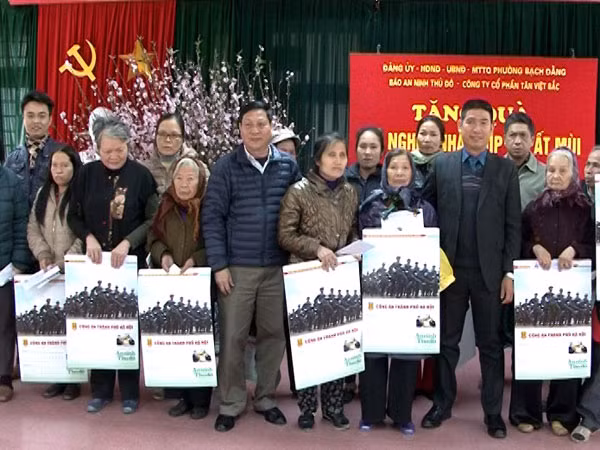 Tặng quà Tết cho 82 hộ nghèo ảnh 1