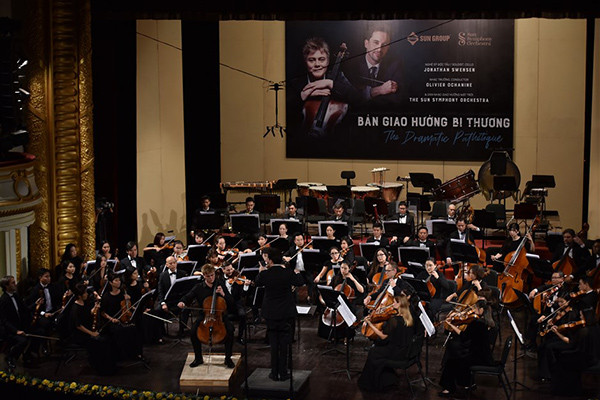 Nghệ sĩ trẻ Jonathan Swensen chinh phục khán giả Việt Nam với tiếng đàn cello ảnh 1